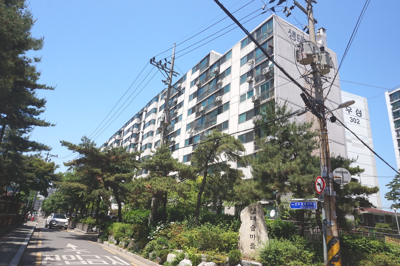 Building entrance with signage