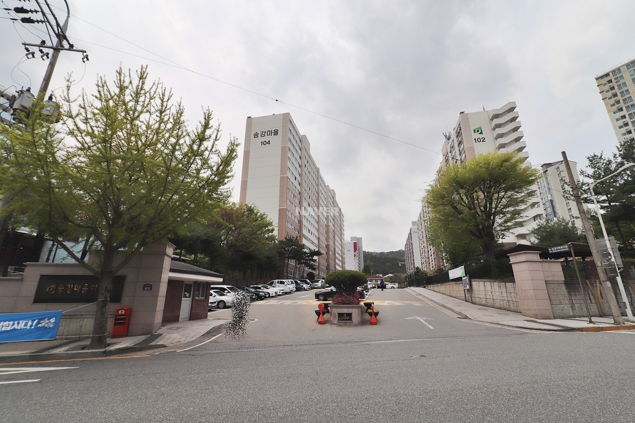 Building entrance with signage
