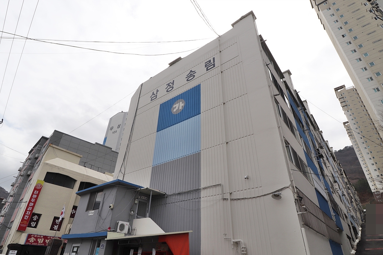 Building entrance with signage